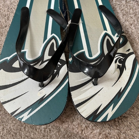 Forever Collectibles Philadelphia Eagles Flip Flops. Sandals. Football. NFL. - Picture 4 of 12